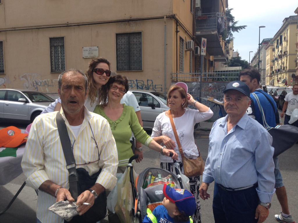 CamperCampania's tweet photo. Presidente, saluti dai suoi sostenitori di Fuorigrotta @StefanoCaldoro @GruppoCaldoro #finalmenteilFuturo http://t.co/3qq60PPPsc