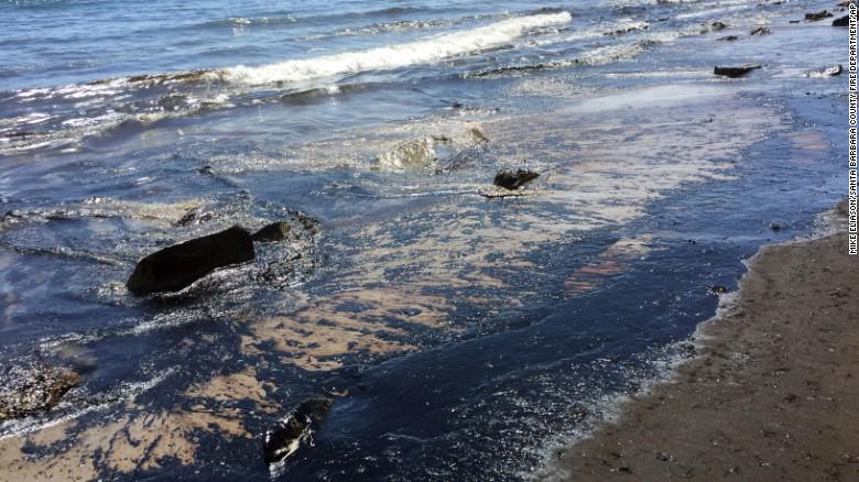 Нефть загрязняет воду. Загрязнение гидросферы, мирового океана. Разлив нефти в Санта Барбаре. Загрязнение гидросферы нефтью. Нефтяное загрязнение мирового океана.