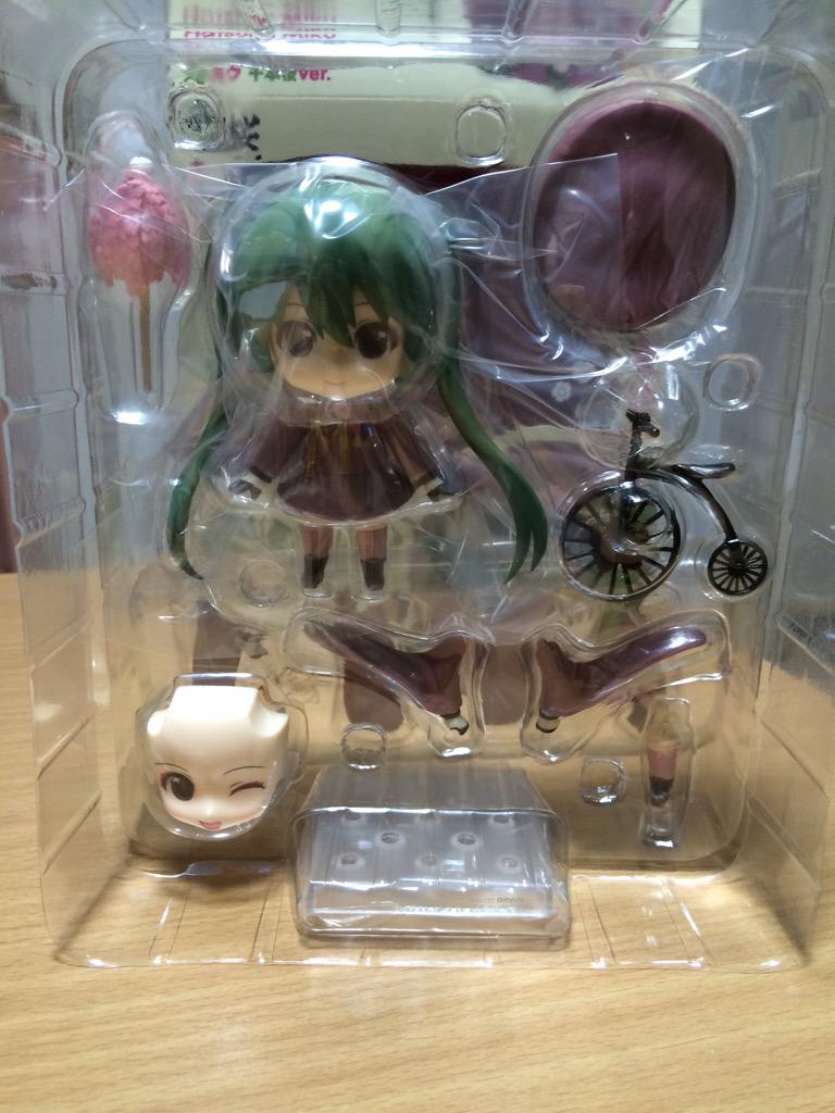 千本桜のミクちゃんが届いたー♡
めっちゃ可愛いんやけど、上に乗っとった荷物のせいで箱が少し凹んどる&amp;傷が付いとる😭
フィギュアは箱も大事やからそこんとこ気をつけて欲しかったなぁAmazonさん…発送の素早さは有り難いけどね💕 