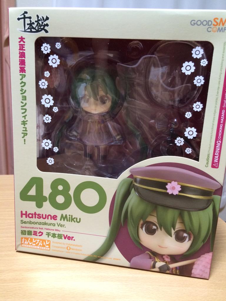 千本桜のミクちゃんが届いたー♡
めっちゃ可愛いんやけど、上に乗っとった荷物のせいで箱が少し凹んどる&amp;傷が付いとる😭
フィギュアは箱も大事やからそこんとこ気をつけて欲しかったなぁAmazonさん…発送の素早さは有り難いけどね💕 
