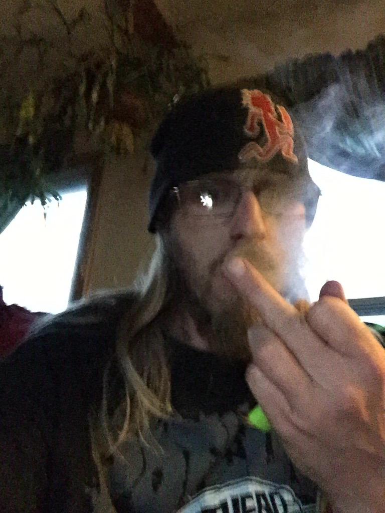 KushFace69's tweet photo. #WakeAndBakeSelfies #KloudLifeCrew #jUgGaLoFaMiLy #KushFaceGang #420Fam #Puffoholics #StrangeStoners #KloudLifeLiving http://t.co/BtblIJvAnJ