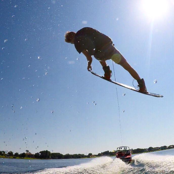DanNottWake's tweet photo. Tail grabbing into the sun. ๐ท@madmaxi37 #Monsterenergy #Ronix #Mastercraft2015 #ChainofWakes #waterdroplets #Xstar http://t.co/DKmcc9Sfen