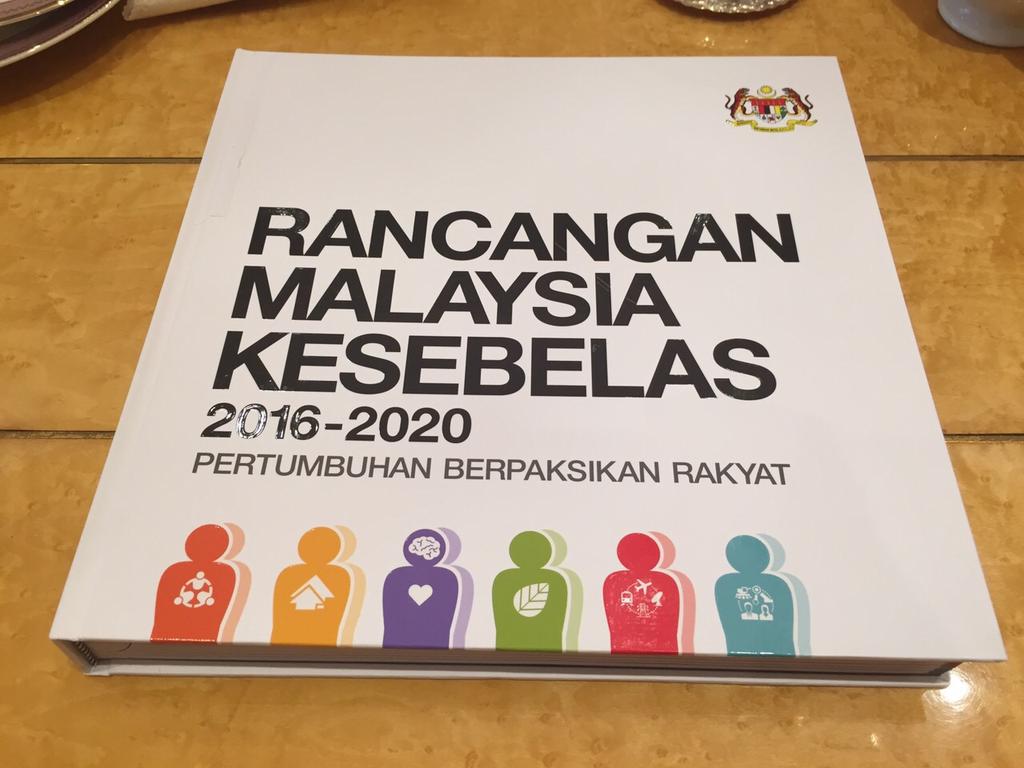 NajibRazak's tweet photo. Dokumen #RMK11 yg akan saya bentangkan esok. We have lots to do in the next 5 years. http://t.co/sKrCyvCM5t