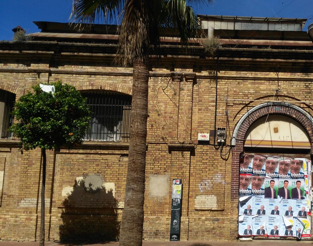 PrensadeHuelva's tweet photo. Tras años de abandono #ConPerico se acuerda de la comisaria de Santa Fe...aunque solo sea para su campaña electoral http://t.co/km1VfXyEni