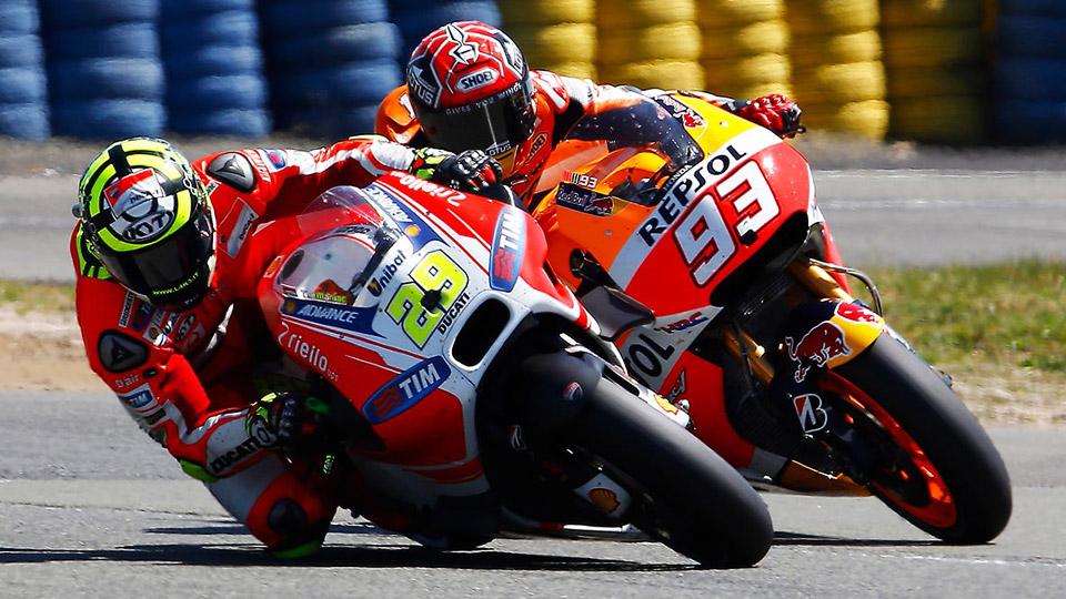 MotoriNews24's tweet photo. #MotoGP | Dopo il duello Marquez-Iannone, la Honda si lamenta e la Ducati risponde ► http://t.co/VzRdunVdfm http://t.co/odFPhPsNF1