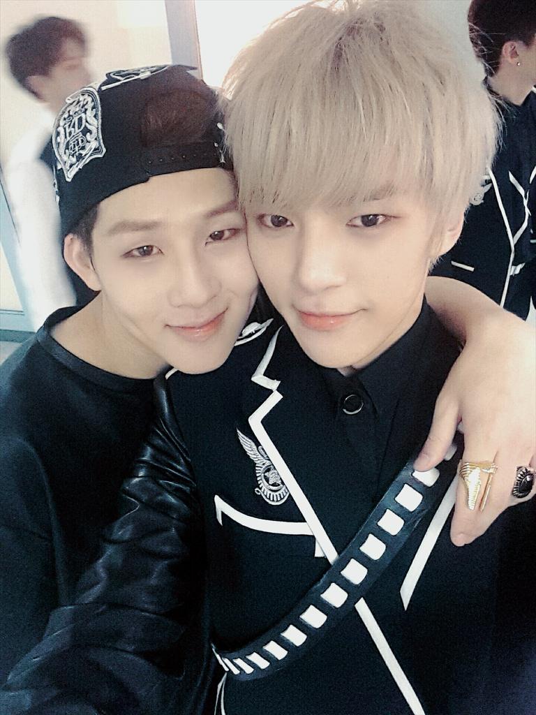 OfficialMONSTAX's tweet photo. [#민혁] 데뷔 후 첫 주가 끝이났어요! 오늘 일찍부터 함께해주셔서 감사합니다 당연히 내일도 오실거라 믿어요~#개와_멍멍이 #아침부터_고생했어 #힘내힘내 #무단침입 #MONSTA_X #MONSTAX #몬스타엑스 http://t.co/aXf05Aguj3