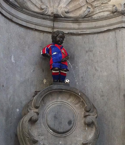 isaac_lluch's tweet photo. Manneken-pis in Brüssel. #Schatzschneider hat Recht. #FCB ist eine #pissmanschaft #Meisterschaft (foto: @CasalCatBRU) http://t.co/PdDOV1zMXC