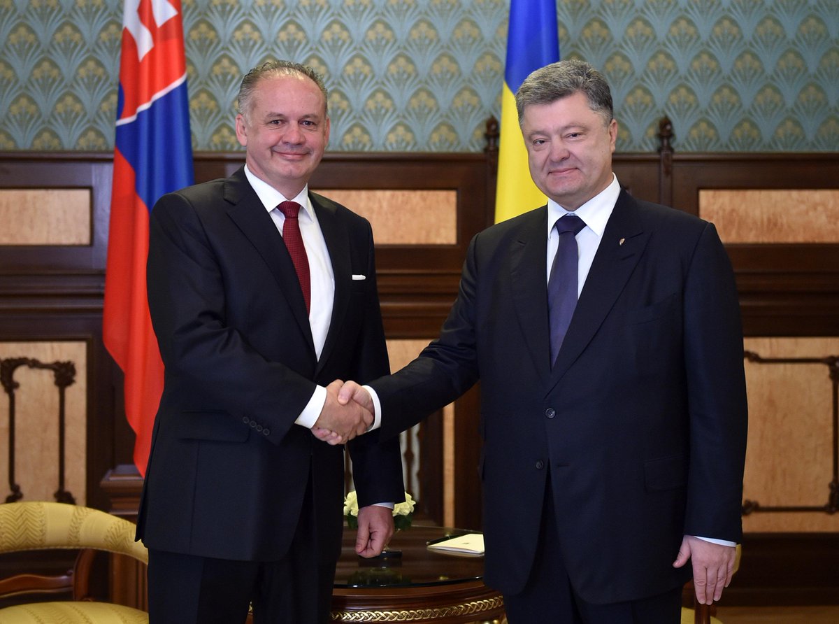 poroshenko's tweet photo. Дякую словацьким партнерам за довіру та підтримку України! 
#UnitedForUkraine http://t.co/kdDy12vXnm