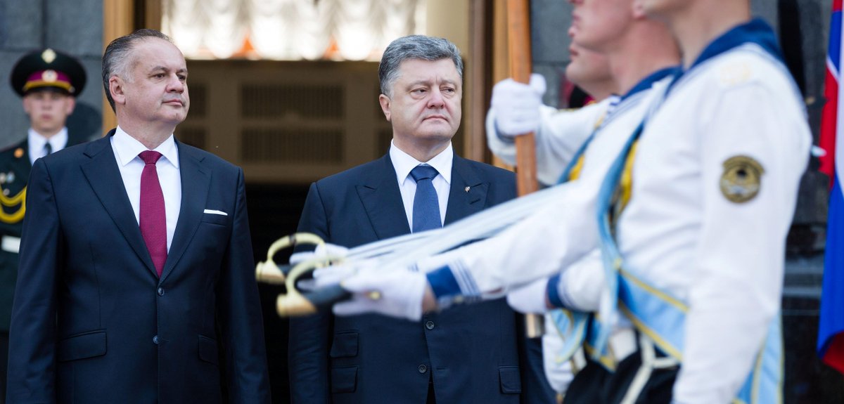 poroshenko's tweet photo. Дякую словацьким партнерам за довіру та підтримку України! 
#UnitedForUkraine http://t.co/kdDy12vXnm
