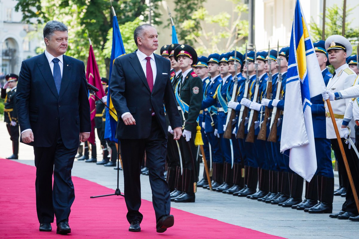 poroshenko's tweet photo. Дякую словацьким партнерам за довіру та підтримку України! 
#UnitedForUkraine http://t.co/kdDy12vXnm