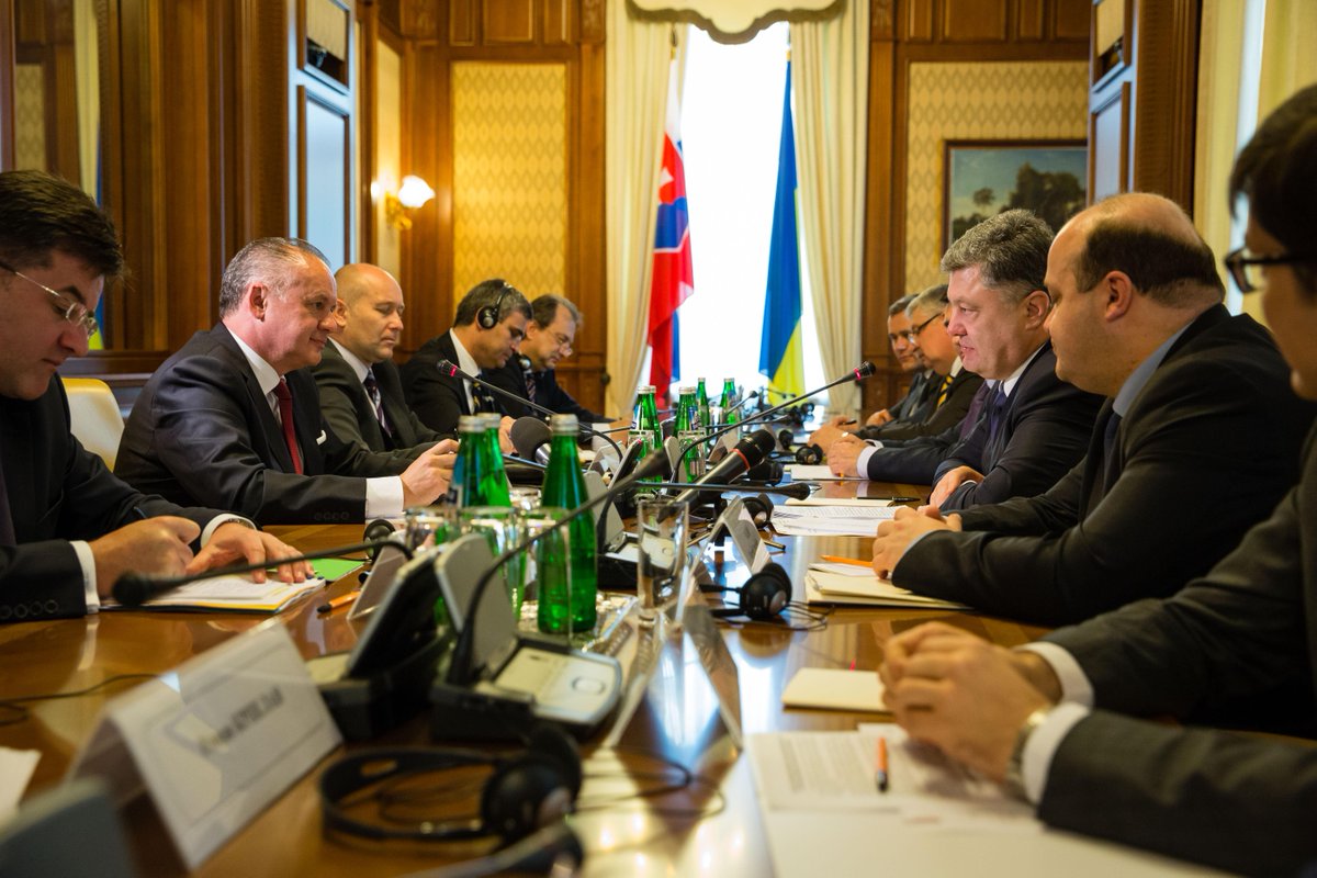 poroshenko's tweet photo. Дякую словацьким партнерам за довіру та підтримку України! 
#UnitedForUkraine http://t.co/kdDy12vXnm