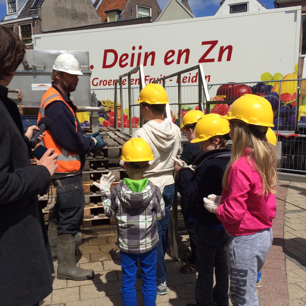 ErfgoedLeiden's tweet photo. Waar komt al die grond vandaan? 'Uit de vuilnisbak' #zeefproject op #Garenmarkt http://t.co/yrj3YRVONh