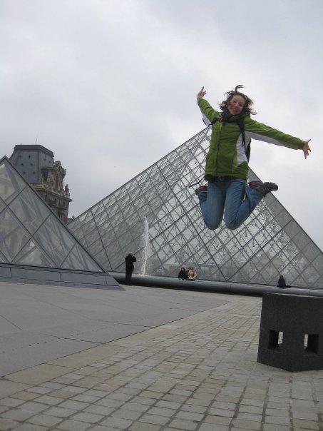 Angiemelchin's tweet photo. @CTVCanadaAM #jumpingpicture Jumping over the Musee du Louvre http://t.co/TZcVZWhvd0