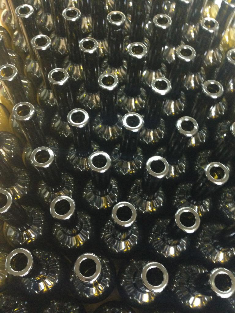 WijnMartinus's tweet photo. Bottling at St. Martinus http://t.co/J9vibl3UcA