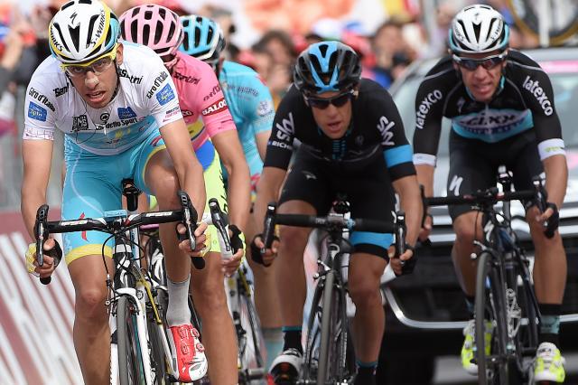 roadcc's tweet photo. Richie Porte hails Simon Clarke's sportsmanship, says no thought of breaking rules: http://t.co/26rbX4UJ1D #cycling http://t.co/fnOb2paqYZ