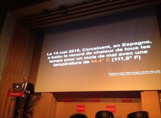 juliaribera's tweet photo. AL GORE, EN PARÍS, PARLANT DEL CALORET DE CARCAIXENT. QUE ET PAREIX @EugeniAlemany? JA ESTÀ CARCAIXENT EN EL MAPA! http://t.co/uvstCGSOnX