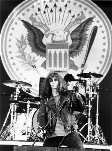 Ayer Joey Ramone hubiera cumplido 64 tacos...Happy Birthday Joey!!..    