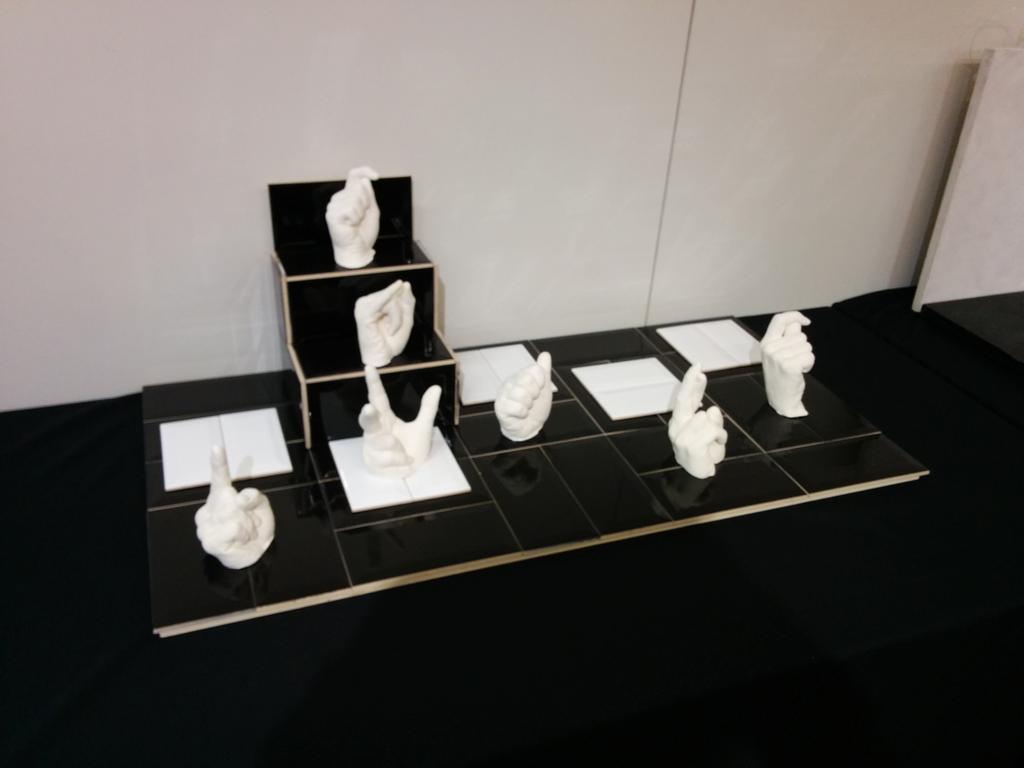 AllartKnoop's tweet photo. Verrassende expositie over naamgebaren en vingerspelling in bibliotheek Heist-op-den-Berg. Heel mooi, tot 30 mei! http://t.co/hSzmjn5FeZ