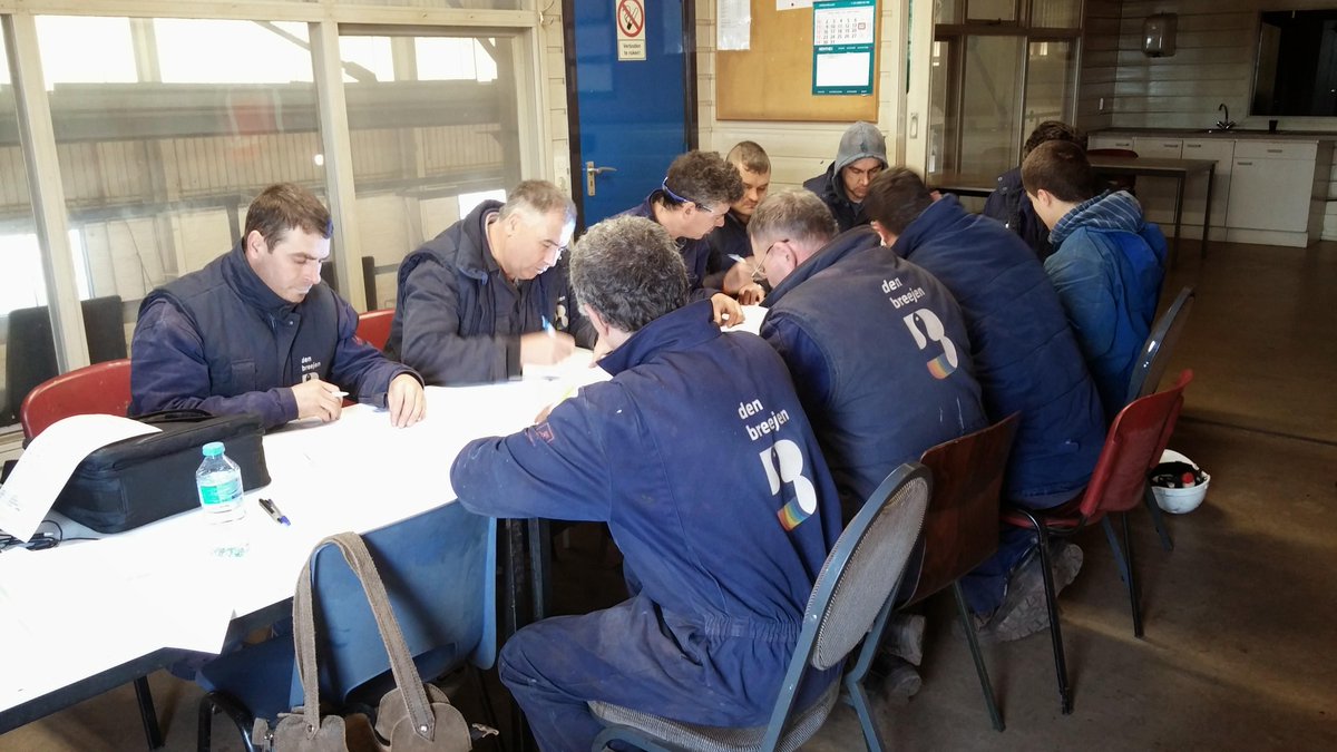 DBWorkNL's tweet image. 10 van onze medewerkers doen mee aan een #veiligheidstraining! Goed bezig jongens!