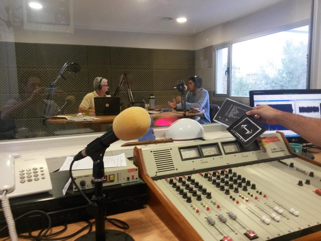 Canal12web's tweet photo. @descendenciaa en los estudios de la 98.3 dialogando con #ArielGonzález. #Madryn #Chubut http://t.co/hI3VhO5NOy