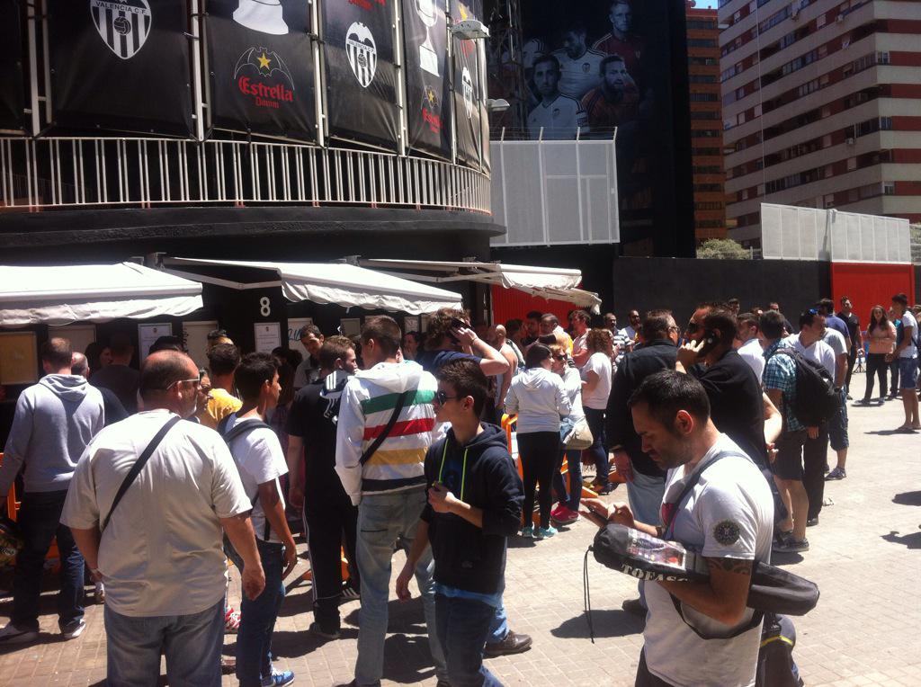 ODValencia's tweet photo. Agotadas entradas xa Almería. Taquillas cerradas.El último afortunado con la camiseta de Baraja. Muchos se quedan sin http://t.co/CUaM5PXI6Z