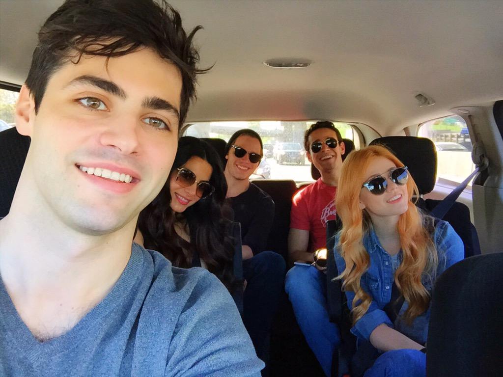 Set van selfies with the squad ➰ #Shadowhunters @shadowhunterstv @abcfamily @MatthewDaddario