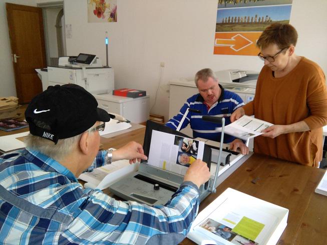 InfoPastorie's tweet photo. Diverse printopdrachten worden met #zorg verwerkt. @ #dagbesteding De Pastorie http://t.co/33Vs7Sawdw