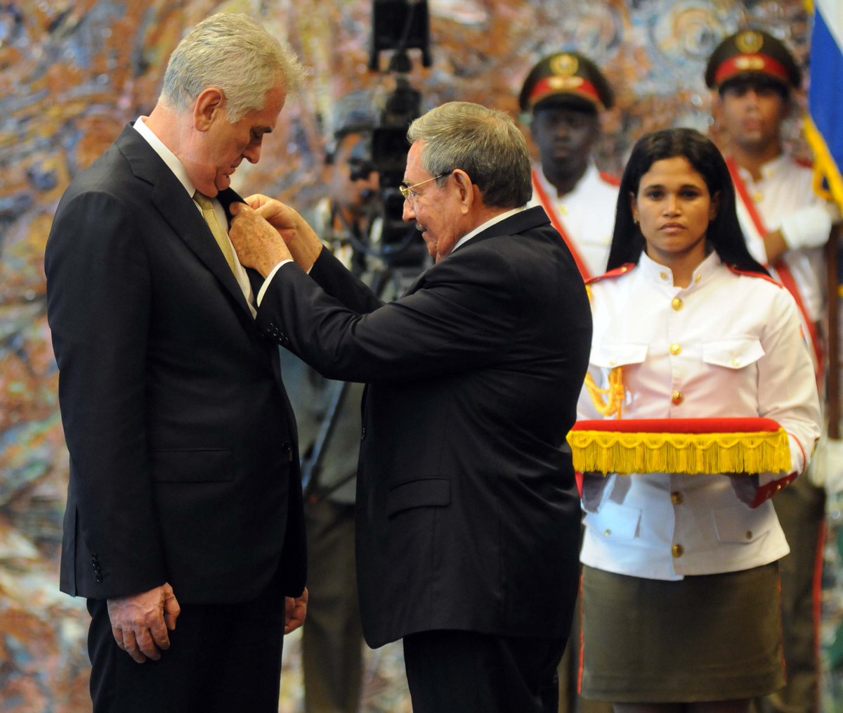 PresidencySrb's tweet photo. President Nikolic awarded highest Cuban decoration | The President of the Republic of Serbia http://t.co/dq72CRlRRJ http://t.co/xqat2TkMZz