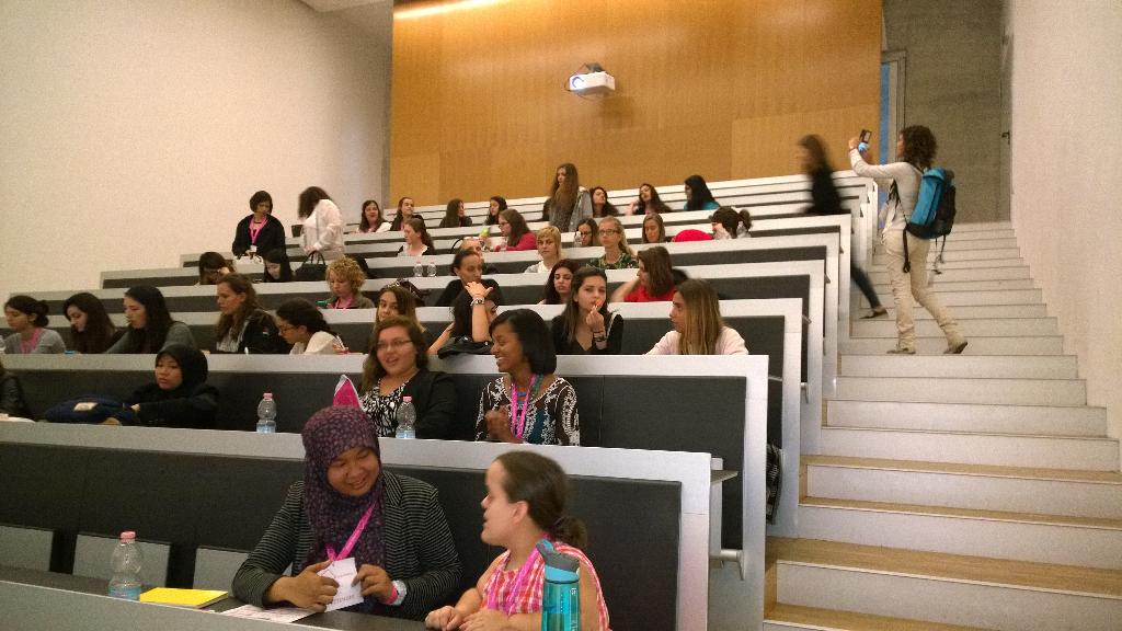 Francy0984's tweet photo. Partiti i training del pomeriggio per le ragazze internazionali #nuvolarosa @fmdigitale @microsoftitalia http://t.co/RHqkA30ybi