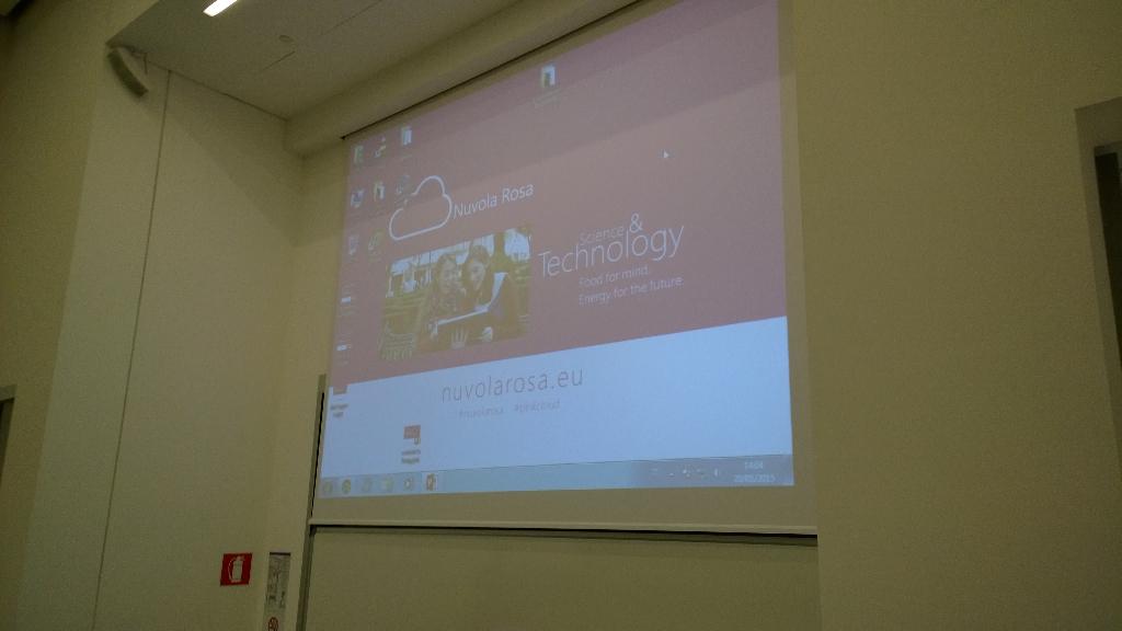 Francy0984's tweet photo. Partiti i training del pomeriggio per le ragazze internazionali #nuvolarosa @fmdigitale @microsoftitalia http://t.co/RHqkA30ybi