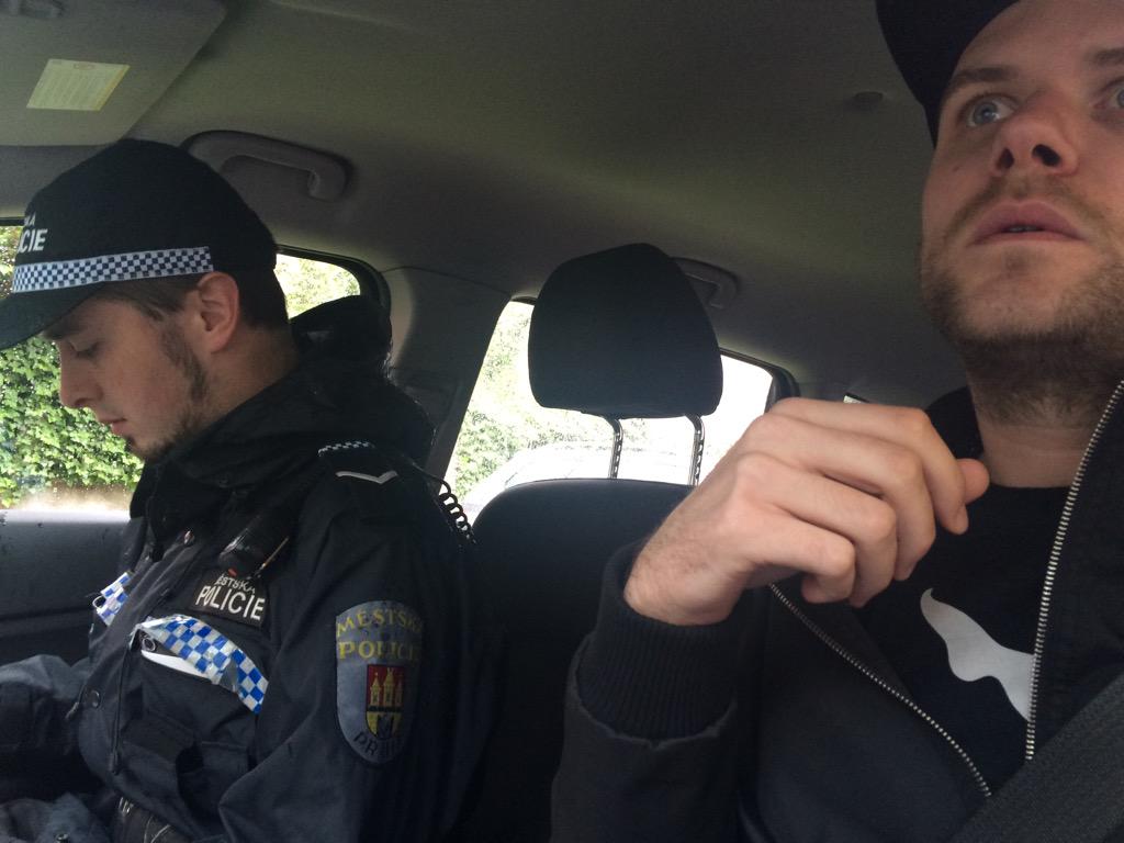 ideatnkd's tweet photo. Tak si pojdte sednout, kdyz prsi, pane prislusnik. #rap2014 #bankomatnanohach http://t.co/8qJUWmxEsG