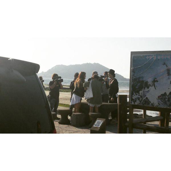 [PIC][20-05-2015]Yuri khởi hành đi đảo Jeju để ghi hình cho chương trình mới của cô - "MAPS" vào sáng nay CFcxLCLUkAA27pW