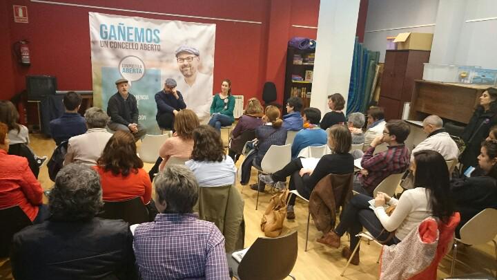compostelaberta's tweet photo. Comezamos o encontro coa veciñanza do Sar. Local ateigado. #QueConcelloQueres http://t.co/TdHieQd0u4