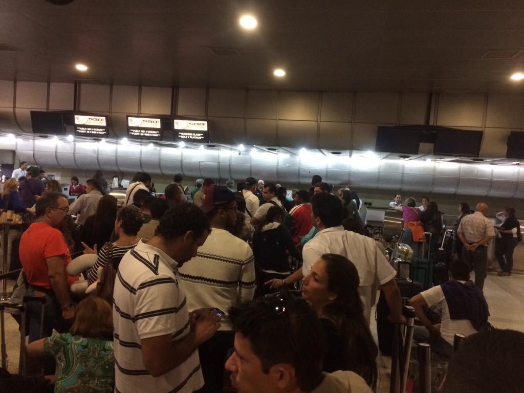 Mafeur's tweet photo. @SBAAirlines el abuso de Santa Bárbara vuelo ccs-PTY mas de 12 horas y solo chequean 2 que abuso!!! http://t.co/YiNwyBSLj6