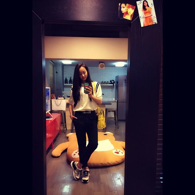 fxsnaps's tweet photo. [VICTORIA INSTAGRAM] victoria02_02: #옥코디사무실 http://t.co/i1sWrvJkEX #kpopsnaps http://t.co/amamWLf01A