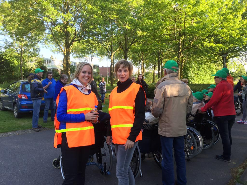 TonnyHeymen's tweet photo. Rustpauze tijdens de avond4daagse samen met vrijwilligers/collega s #raboliemers http://t.co/xvVCE6qf58