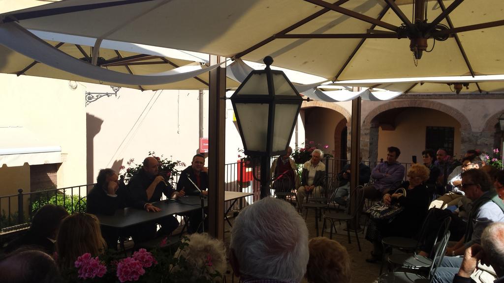 rossipresidente's tweet photo. Alle 17.00 in punto a #SantAngeloInColle Un tesoro  che splende sulle colline senesi #ToscanaCiSiamo http://t.co/GlnIVbMsUx