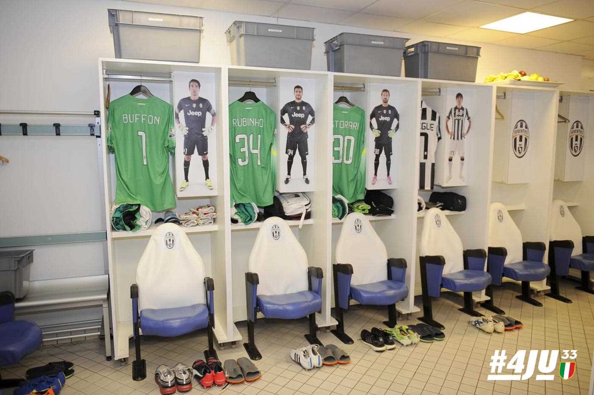 juventusfc's tweet photo. Appena entrati nello spogliatoio, questo il colpo d'occhio. Giochiamo coi colori tradizionali stasera! #JuveLazio http://t.co/vOPPo0kA7e