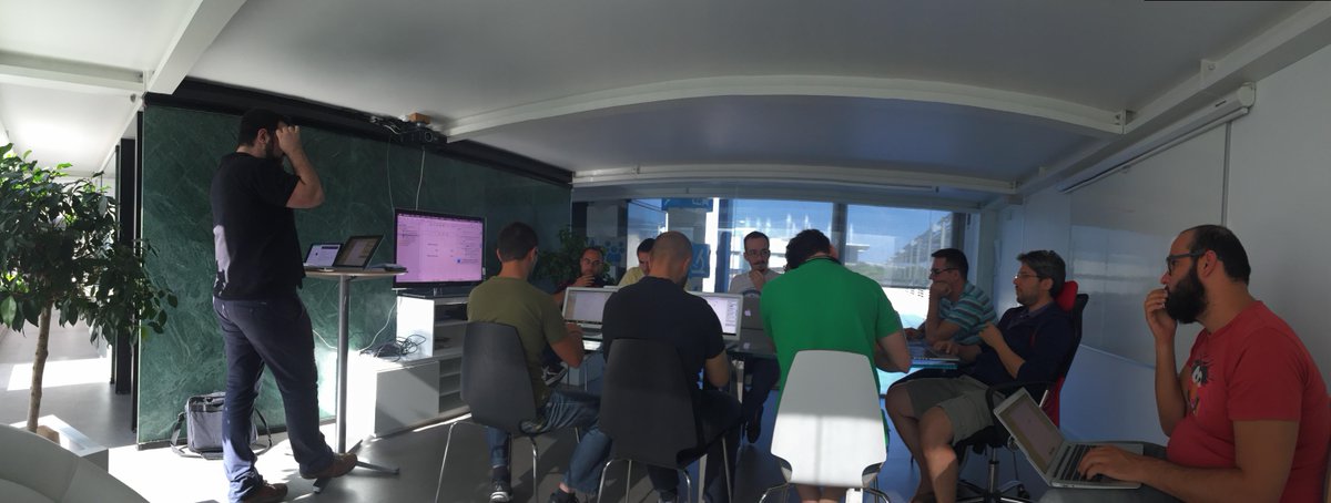 linkedeng's tweet image. .@cesarmcferreira presenting &quot;Backshop: iOS vd Android showdown pt1 (iOS)&quot; at @linkedcare