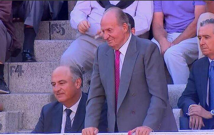 cultorocom's tweet photo. El Fandi brinda al Rey: "Gracias por apoyar la Fiesta, lo más importante de este país" http://t.co/lCF5yvhqST http://t.co/Si8ExrRUfx