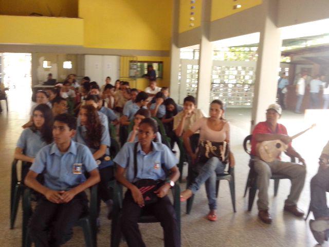 FEVEEM_Oriente's tweet photo. #MunSucre activo en la asamblea municipal rumbo al #CongresoOBEVzla2015 @JoseDSoto @OBESUCREH @FEVEEM @eirimarmalave http://t.co/q7jd4It24j