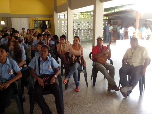 FEVEEM_Oriente's tweet photo. #MunSucre activo en la asamblea municipal rumbo al #CongresoOBEVzla2015 @JoseDSoto @OBESUCREH @FEVEEM @eirimarmalave http://t.co/q7jd4It24j