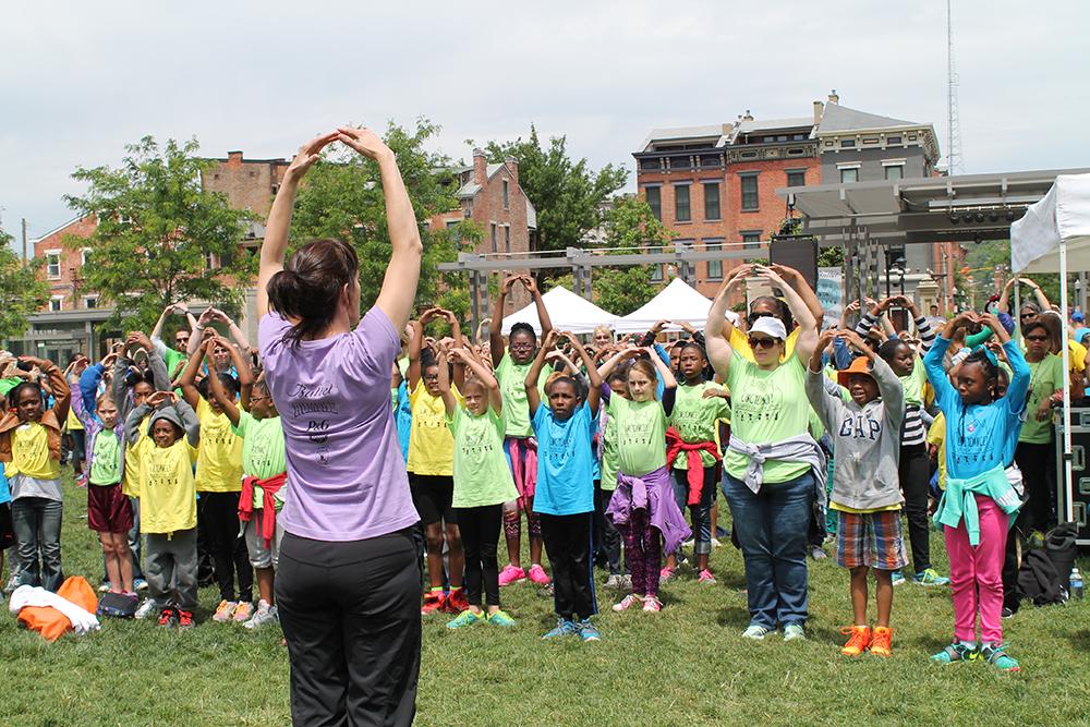 ArtsWave's tweet photo. #CincyDance w/ @CincyBallet :1,500 kids dance together. Arts fuel creativity and learning! http://t.co/zaiPgSWo5g http://t.co/p37rAS4zCv