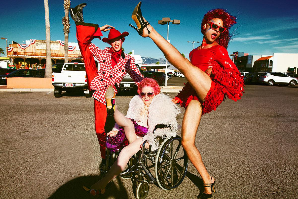 VICE_Fashion's tweet photo. A pink rinse is the height of fashion http://t.co/pzezEskBXZ http://t.co/SH2qFWtNvM