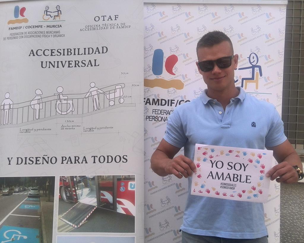 FAMDIF's tweet photo. Max Lanin amable mucho y guapo aun más! Gracias Max!!! #SOMOSIGUALES #SOMOSFAMDIF http://t.co/nUqzSRmUIY