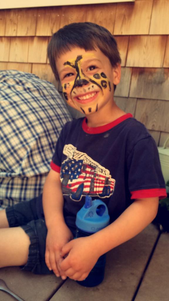 SrtaBaughn's tweet photo. Este foto Es de mi hermano ☺️ tiene cuatro años. "Yo soy cheetah, maddie" jajajaja http://t.co/ndKVJod0yA
