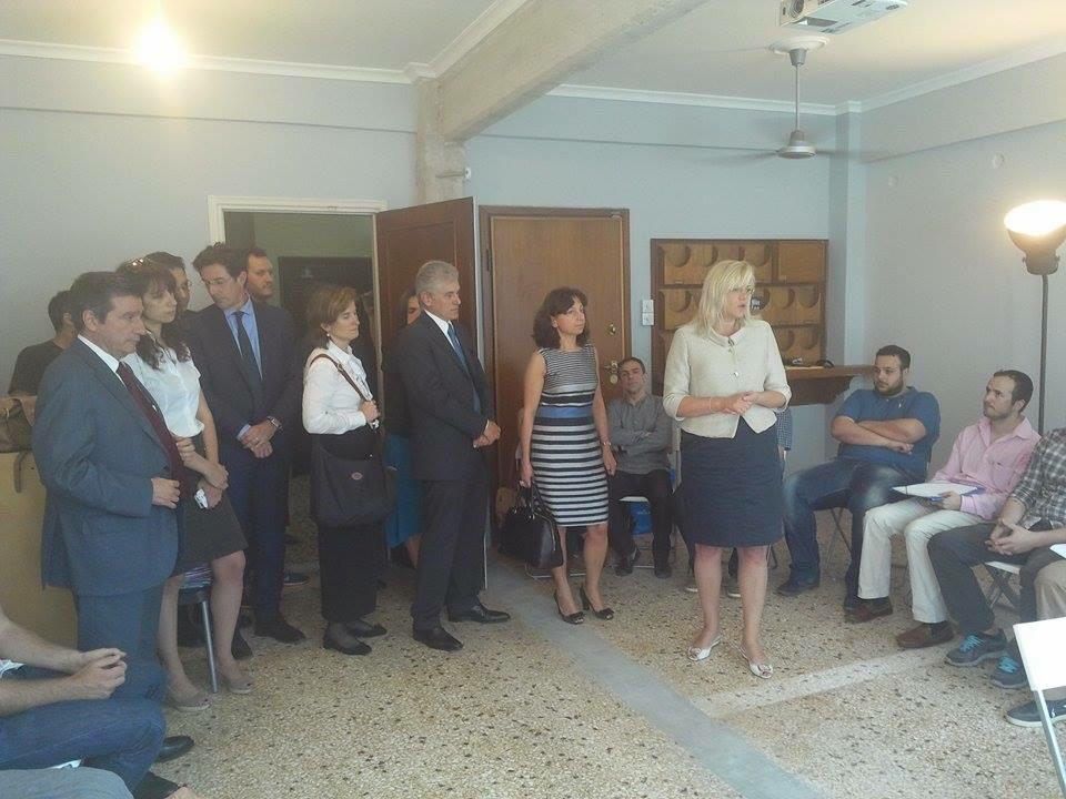 EEAthina's tweet photo. Επίσκεψη της @CorinaCretuEU στο @StoneSoupGr με τον Δήμαρχο Αθηναίων @KaminisG &amp; τον P.#Carvounis. @EU_Regional http://t.co/C1oEkm5d1Y