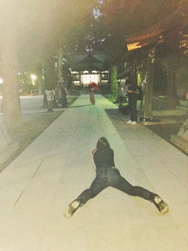 イルコ 光の魔術師 ポートレート フォトグラファー 公式 Rt大歓迎 さて カメラマンのかっこいいポーズ 教える これでめっちゃかっこいいローアングルショット撮れるよ イェーイ モデル俺シリーズからの写真で す T Co G0f7dsorbz