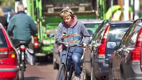 trouw's tweet image. Hoe gevaarlijk is het fietspad als je mag blijven bellen? s.trouw.nl/4035611