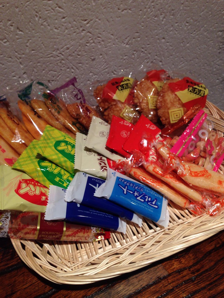 テレビの楽屋にはほぼ必ずお菓子が置かれているので思い出すと撮るよう
